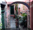 07_01_vernazza_street_corner.jpg (87214 bytes)