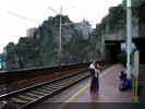 09_1_manarola_waiting_for_train_to_genova_momo_erika.jpg (86028 bytes)