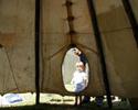 bioexpo/15_peeking-into-tipi_20010701 (57KB)